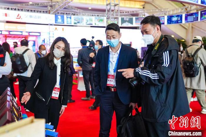 图为参展商为嘉宾介绍相关体育产业项目。主办方供图 article_img