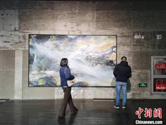 在两种不同文化的滋养下，叶星千创作艺术作品成功地融合了东西方的两种文化遗产。陈静 摄