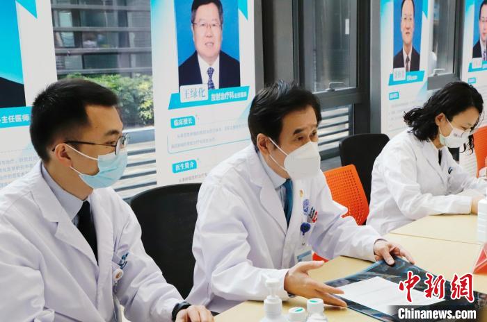 赫捷院士(中)为患者义诊。钟慧红 摄 article_img
