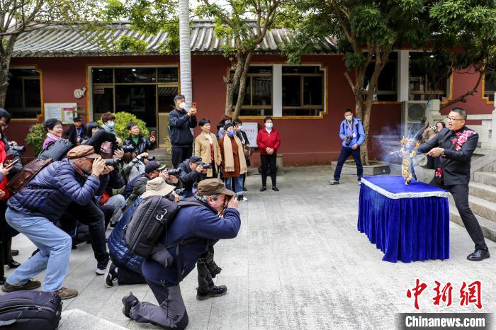 围绕东山非遗文化、滨海风光、渔家风情,采风人员纷纷拿起手中的镜头,定格美好瞬间。刘汉添 摄 article_img