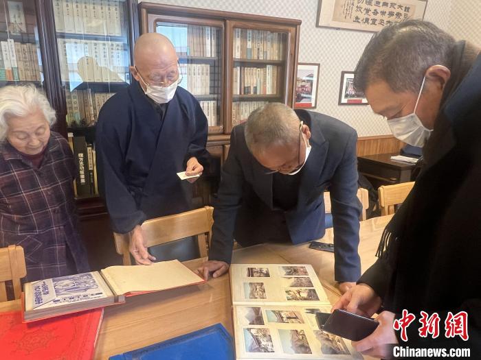 在福冈平等寺,中日黄檗人士重温交流历史。黄檗会供图 article_img