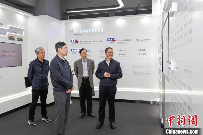 徐宇宁(左二)走访企业。宁波政协供图 article_img