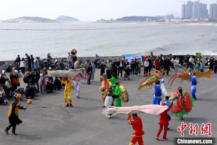 围绕东山非遗文化、滨海风光、渔家风情,采风人员纷纷拿起手中的镜头,定格美好瞬间。翁祥赞 摄 article_img