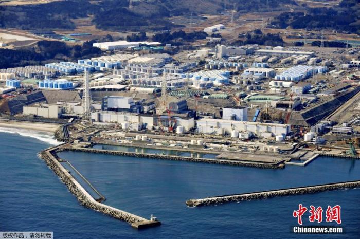 4月13日,日本政府正式决定,福岛第一核电站核污水经过滤并稀释后将排入大海。据日本共同社报道,13日上午日本首相菅义伟召开阁僚会议正式决定将福岛第一核电站污水排放入海。图为2月13日的日本福岛第一核电站。 article_img