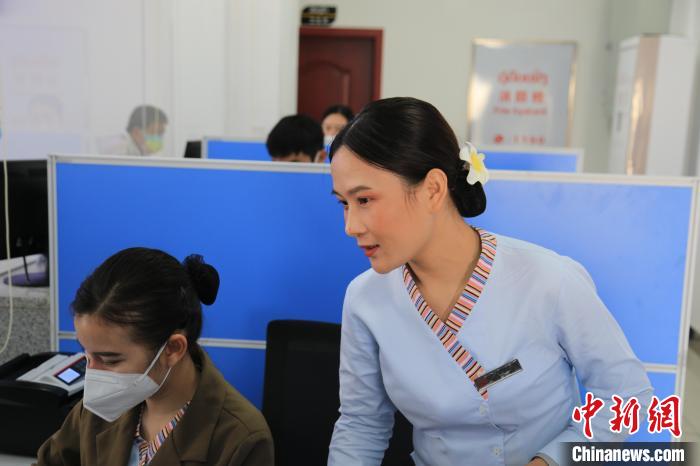 图为工作中的美丽(右)。受访者供图 article_img