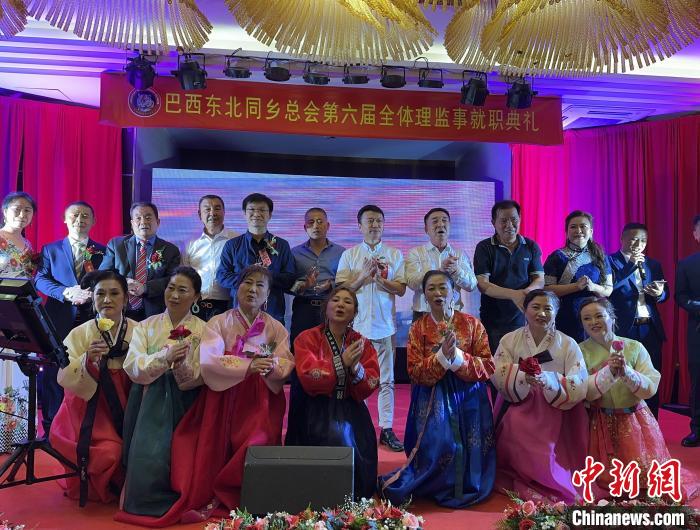 3月4日晚,巴西东北同乡总会第六届理监事成员全体履新。郑倩 摄 article_img