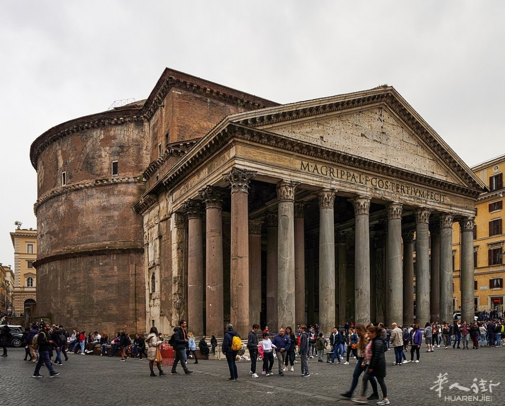 Pantheon_Rome_-_Right_side_and_front.jpeg