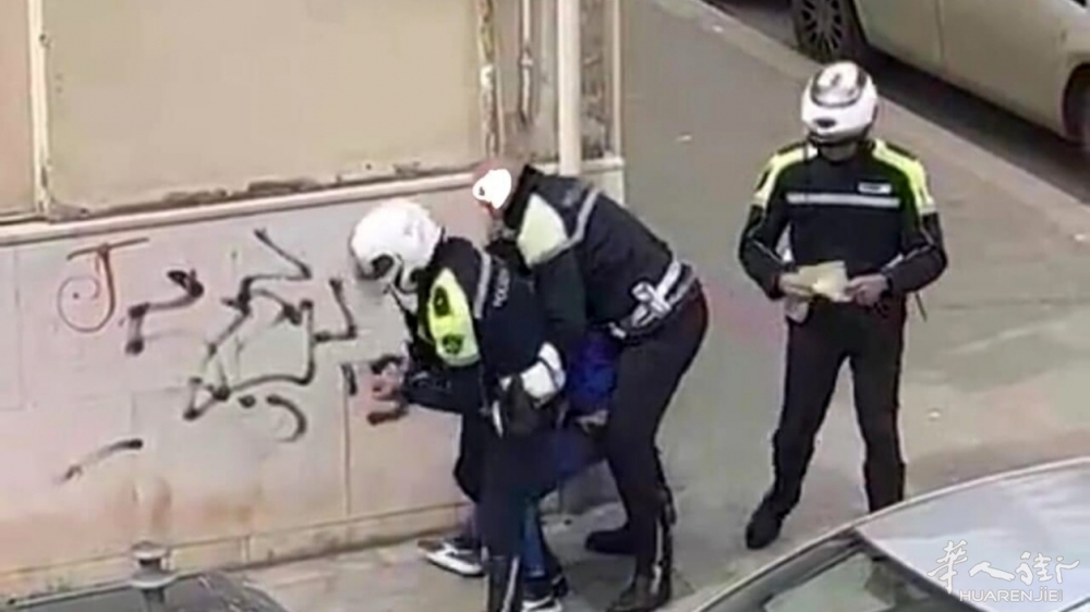 【视频】快递员违章停车被交警围攻并按倒在地 