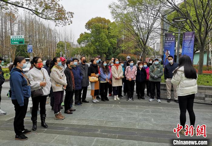 侨界人士参观上海国际舞蹈中心。范宇斌 摄 article_img