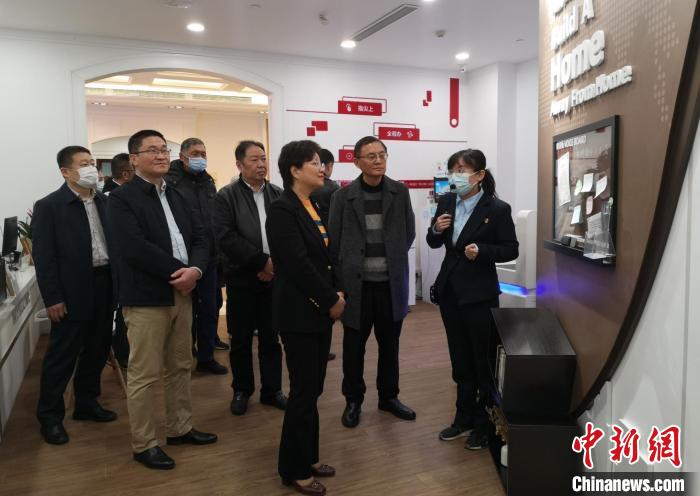 侨界人士参观古北市民中心。范宇斌 摄 article_img