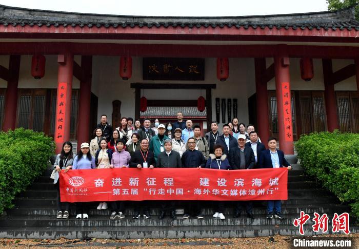 17个国家22家海外华文媒体代表,在龙人书院前合影留念。吕明 摄 article_img