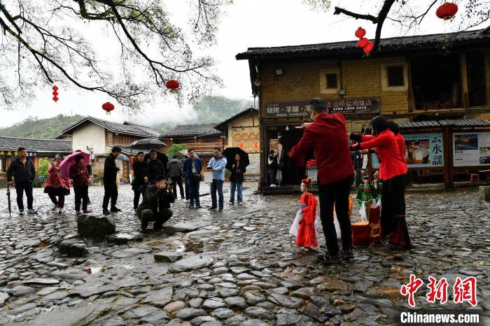 海外华文媒体代表在云水谣景区参访。吕明 摄 article_img