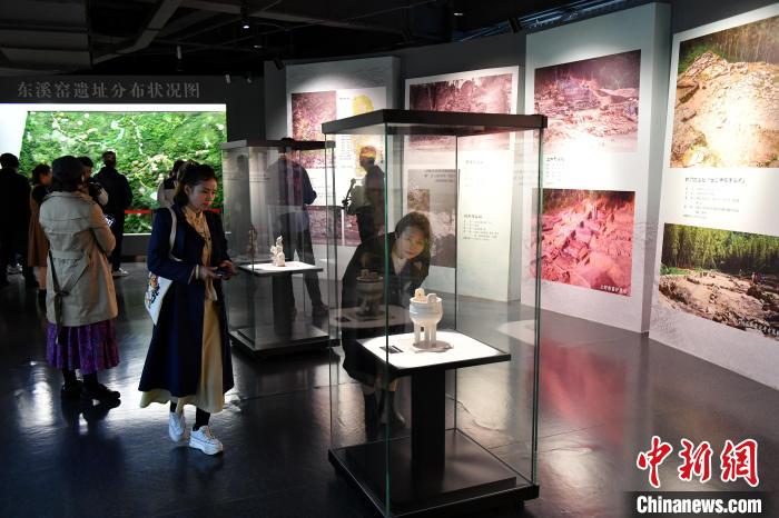 海外华文媒体代表走进南靖东溪窑博物馆。吕明 摄 article_img