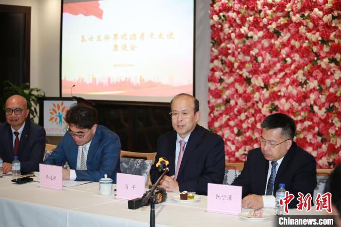 中国驻澳大利亚大使肖千29日率团走访昆士兰州阳光养老院,并和当地侨界人士座谈交流。顾时宏 摄 article_img