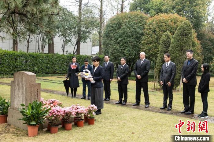 2023国际友人清明祭扫活动现场。倪邓杰 摄 article_img