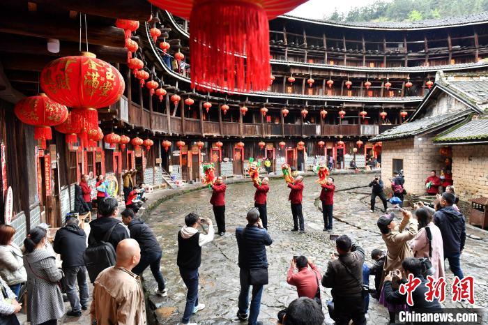 海外华文媒体代表在南靖土楼——裕昌楼内参访。吕明 摄 article_img