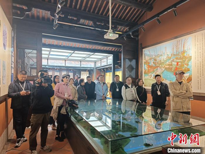 海外华文媒体代表参访月港海丝馆。廖珍妹 摄 article_img