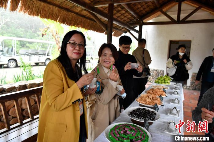 海外华文媒体代表品尝印尼美食。吕明 摄 article_img