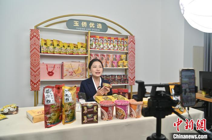 “玉侨子午线”平台工作人员直播带货。俞靖 摄 article_img