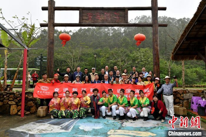 海外华文媒体代表在龙海双第华侨农场和归侨们合影留念。吕明 摄 article_img