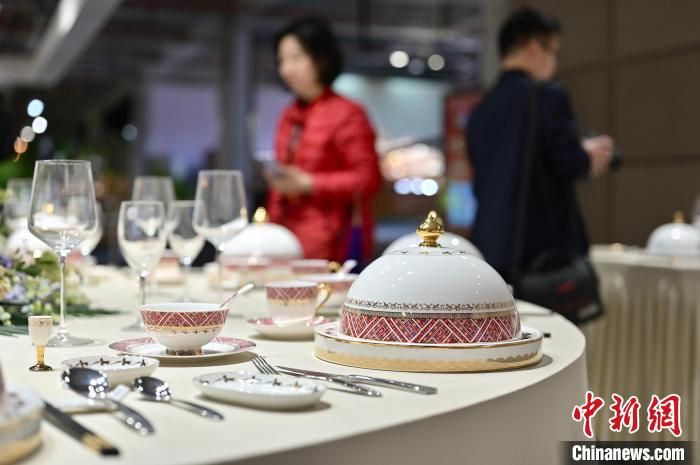 精美的瓷器产品吸引海外华文媒体代表的眼球。俞靖 摄 article_img