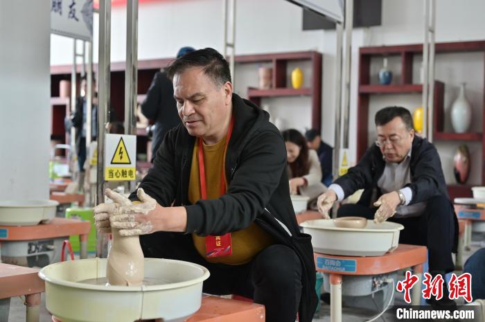 海外华文媒体代表在体验陶艺制作。俞靖 摄 article_img