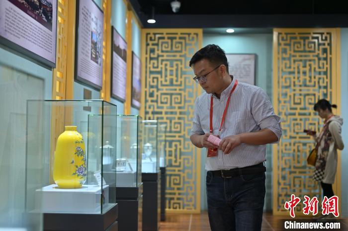 图为海外华文媒体代表参观广西北流陶瓷小镇陶瓷博物馆。俞靖 摄 article_img