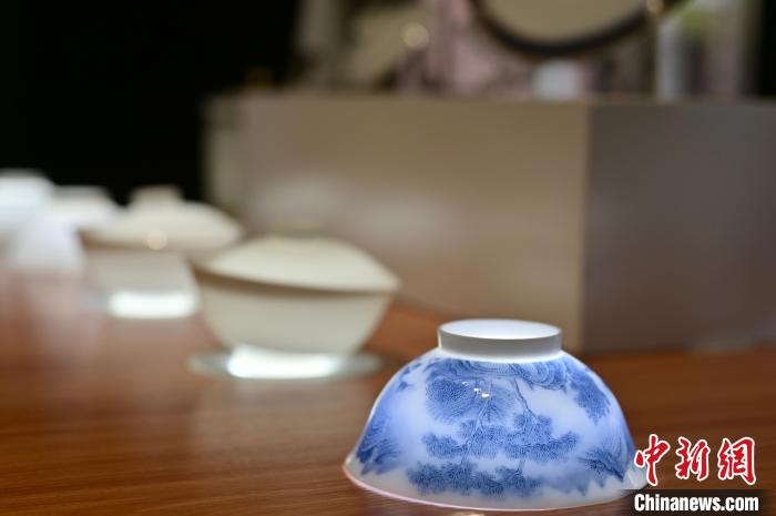 图为广西三环集团陶瓷展厅展示的精美瓷器产品。俞靖 摄 article_img