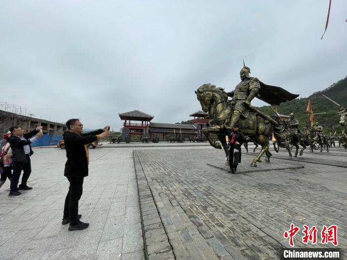 海外华文媒体代表参观广西北流铜石岭景区。陈秋霞 摄 article_img