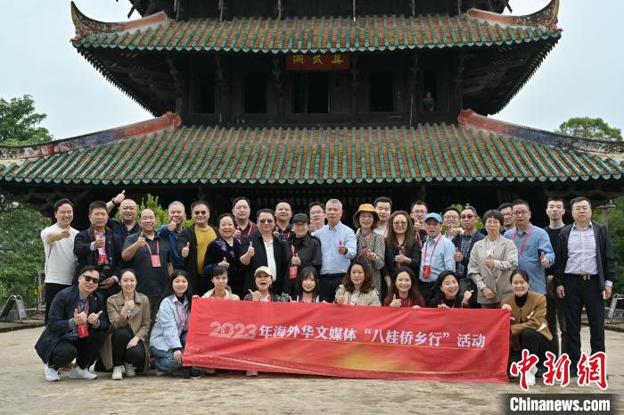 海外华文媒体代表参观真武阁。俞靖 摄 article_img