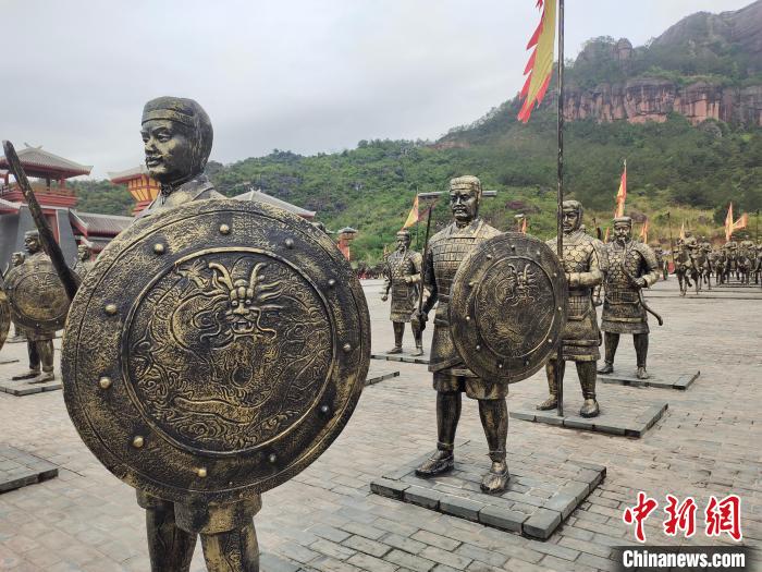 广西铜石岭国际旅游度假区里的雕像群。黄艳梅 摄 article_img