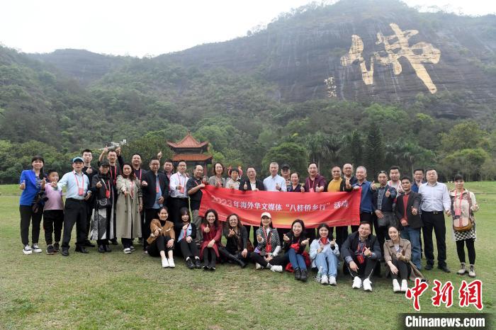 海外华文媒体代表参观都峤山。俞靖 摄 article_img