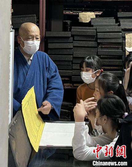 黄檗宗法师向日本华人亲子研学团孩子讲解印刷、稿纸等黄檗文化内容。张艳 摄 article_img