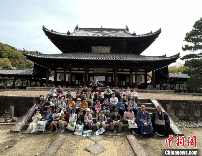 日本华人亲子研学团走进京都黄檗山万福寺。张艳 摄 article_img