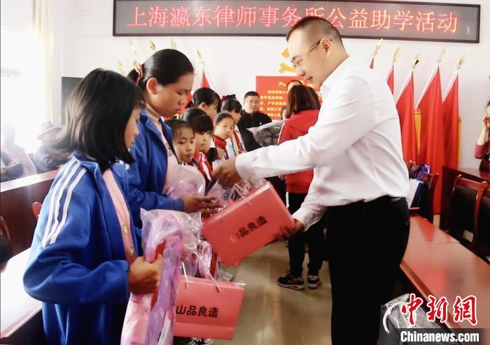 云南阿猛公益助学活动现场。周子闳供图 article_img
