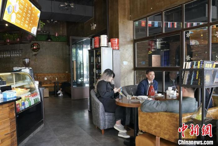 民众在咖啡馆内交谈。钱晨菲 摄 article_img