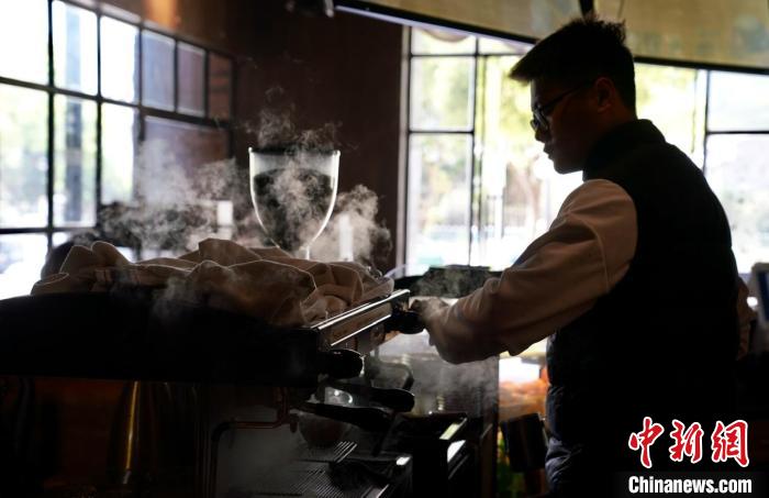 一位咖啡师在制作咖啡。钱晨菲 摄 article_img