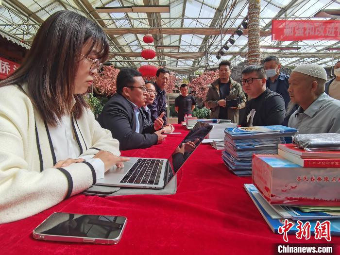 图为工作人员为涉侨人员提供政策和法律咨询。祁增蓓 摄 article_img