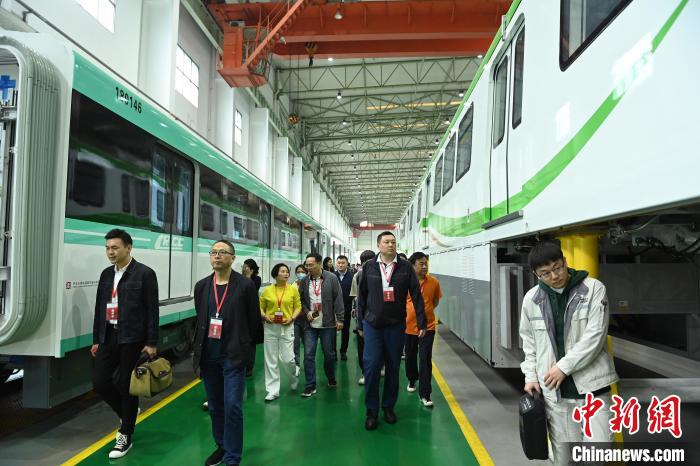 图为参访团参观重庆中车长客轨道车辆有限公司。陈超 摄 article_img