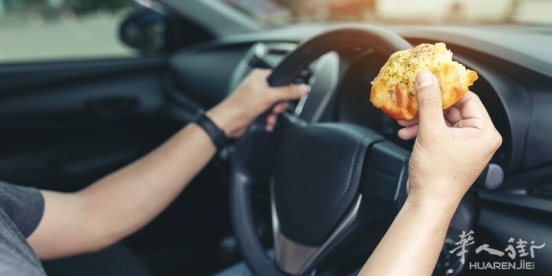 mangiare-guida-consentito-codice-della-Strada-800x400.jpeg