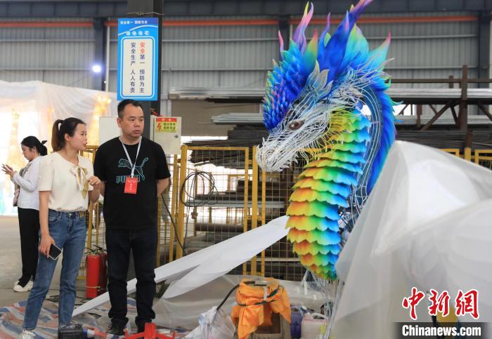 海外华媒高层一行走进自贡市龙腾文化艺术有限公司。王磊 摄 article_img