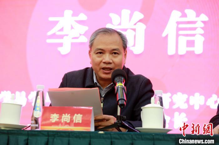 图为山东大学易学与中国古代哲学研究中心常务副主任、中国周易学会会长李尚信致辞。梁犇 摄 图为山东大学易学与中国古代哲学研究中心常务副主任、中国周易学会会长李尚信致辞。梁犇 摄