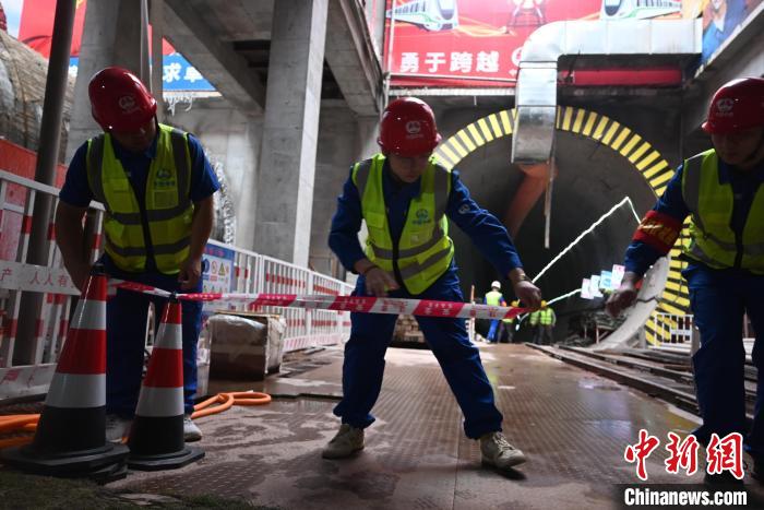 图为演练现场拉起了警戒线。张旭 摄