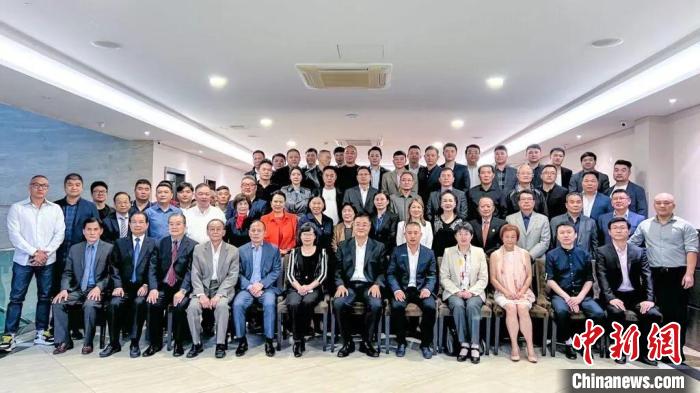 中国驻巴西大使祝青桥与侨界合影。中国驻圣保罗总领馆供图 article_img