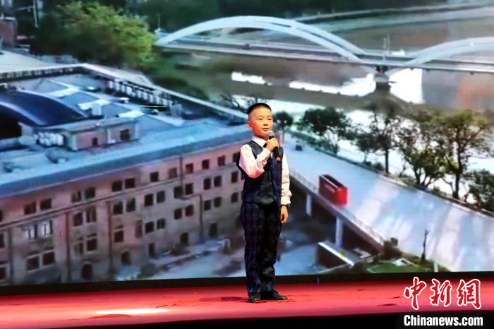 图为台湾小朋友陈浏熙演讲《闽江之心》。福州市侨联 供图 article_img
