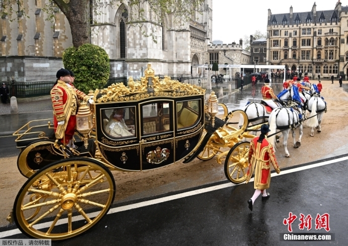 当地时间5月6日,英国国王查尔斯三世的加冕仪式将在伦敦正式举行。英国国王查尔斯三世将和妻子卡米拉一起乘坐“钻禧”马车前往威斯敏斯特教堂参加加冕典礼。 article_img