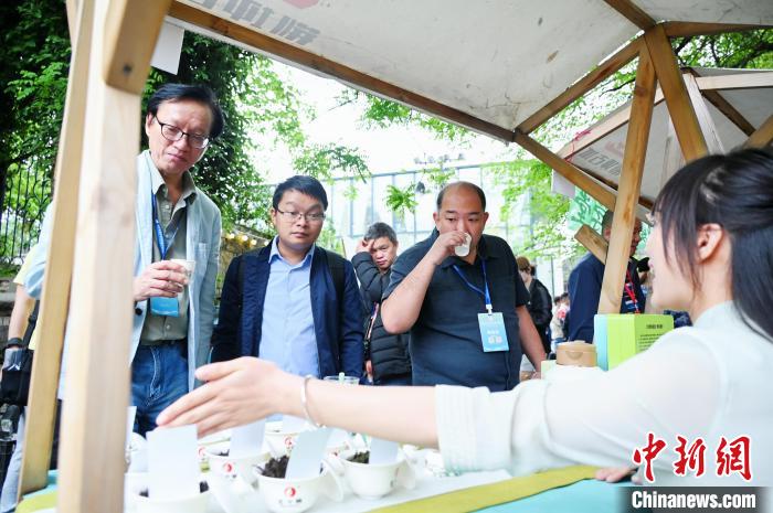 媒体记者在荆坪古村逛创意集市。张卓 摄 article_img