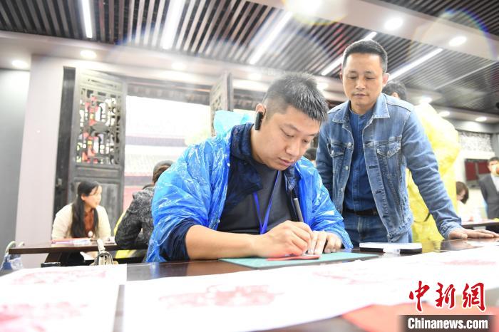 媒体记者体验辰州剪纸。杨华峰 摄 article_img