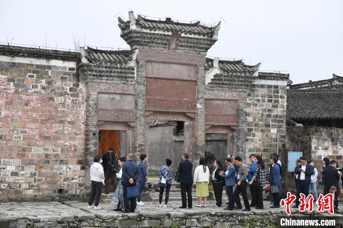 媒体记者走进中方县荆坪古村。杨华峰 摄 article_img