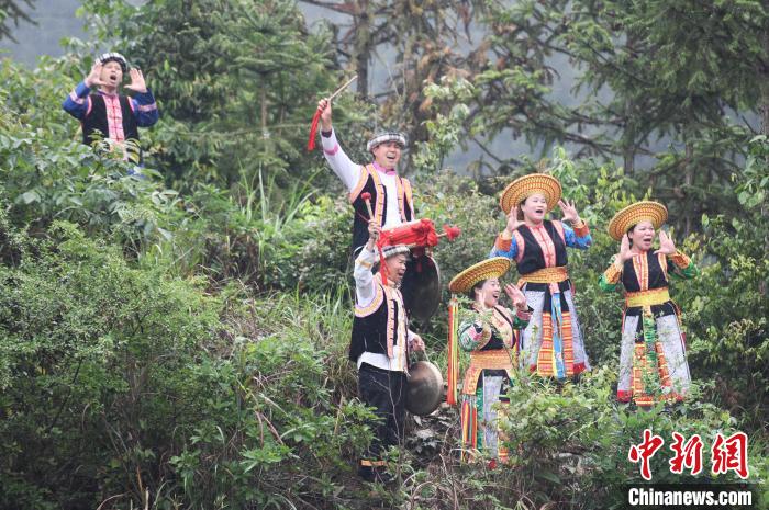 雁鹅界古村落的村民用花瑶呜哇山歌迎接客人的到来。杨华峰 摄 article_img